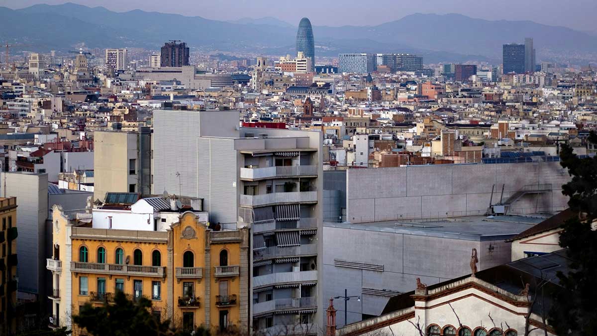 Panorámica de viviendas en Barcelona, uno de los lugares donde más suben los precios.