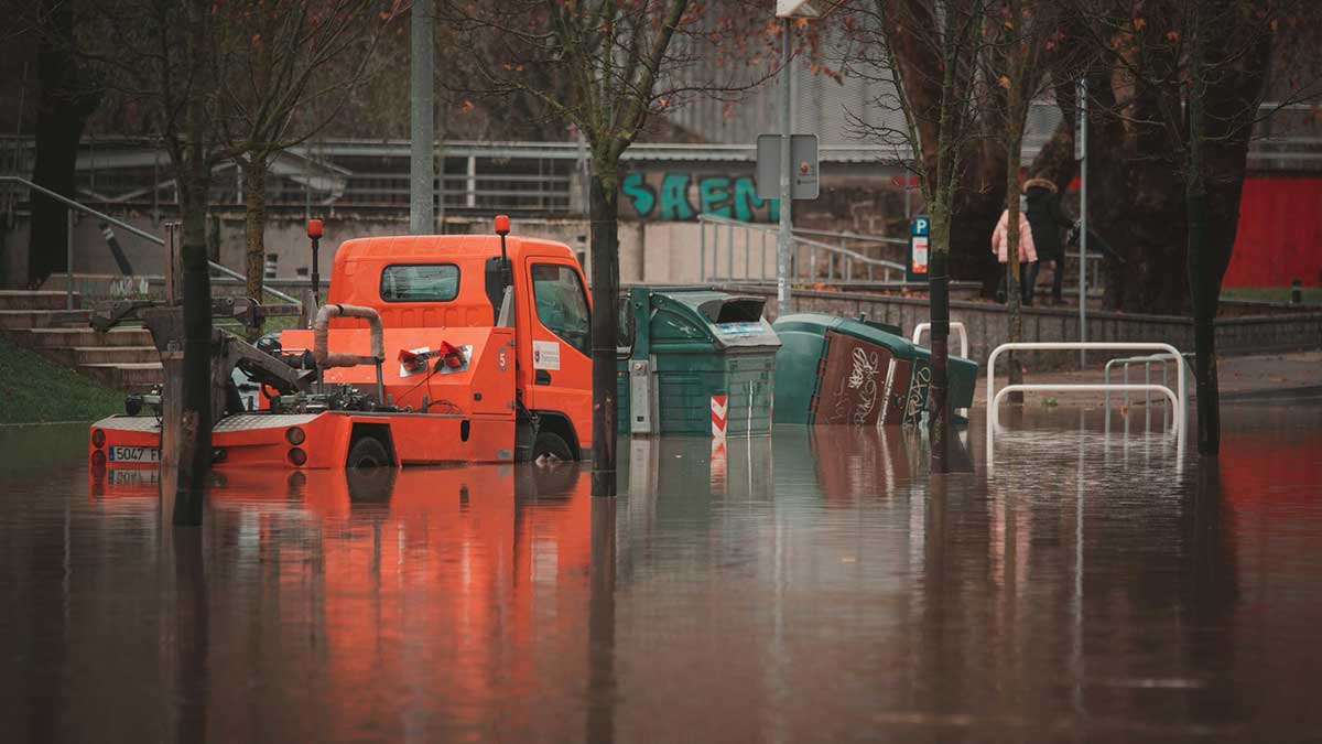 Calle inundada de agua por una DANA en España.