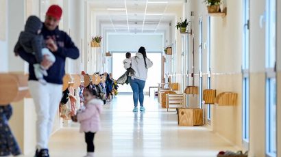 Padres recogiendo de una Escuela Infantil de Madrid a sus hijos.