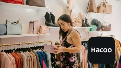 Una mujer en una tienda comprando ropa.