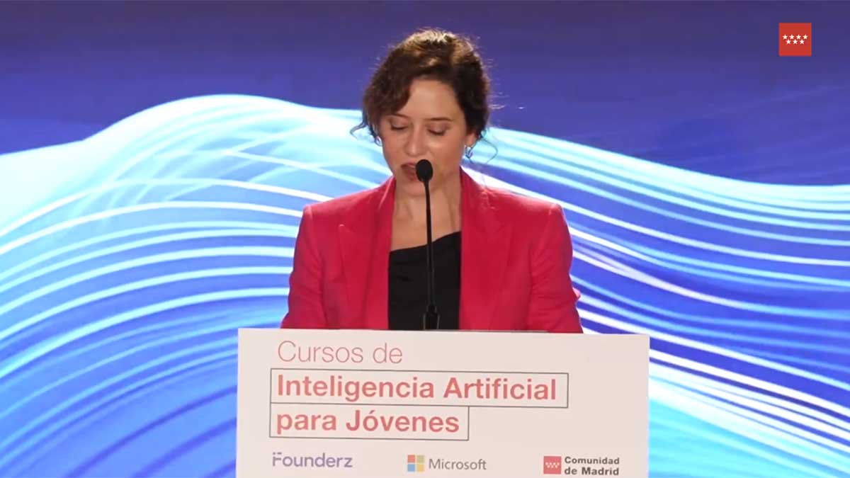 Isabel Díaz Ayuso anunciando el curso gratuito online sobre IA de Microsoft.