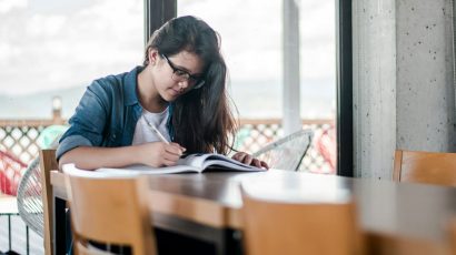 Una chica estudiando en la universidad.