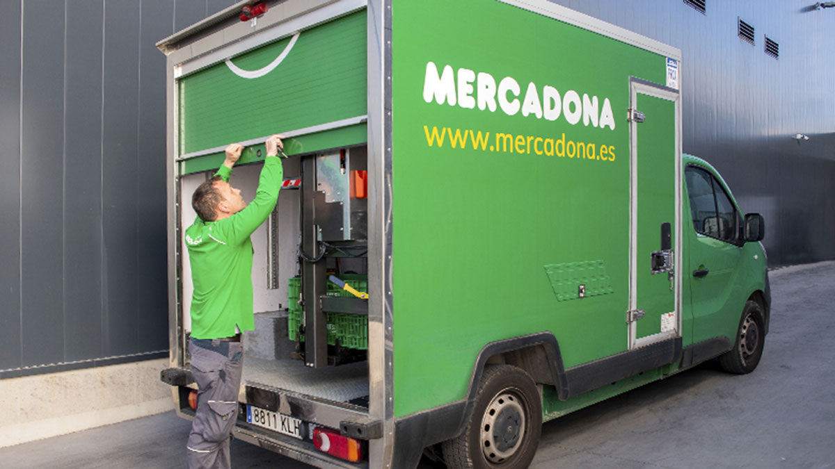 Un camión de reparto a domicilio de Mercadona.