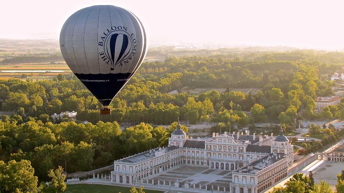 Globo aerostático volando encima del Palacio Real de Aranjuez.