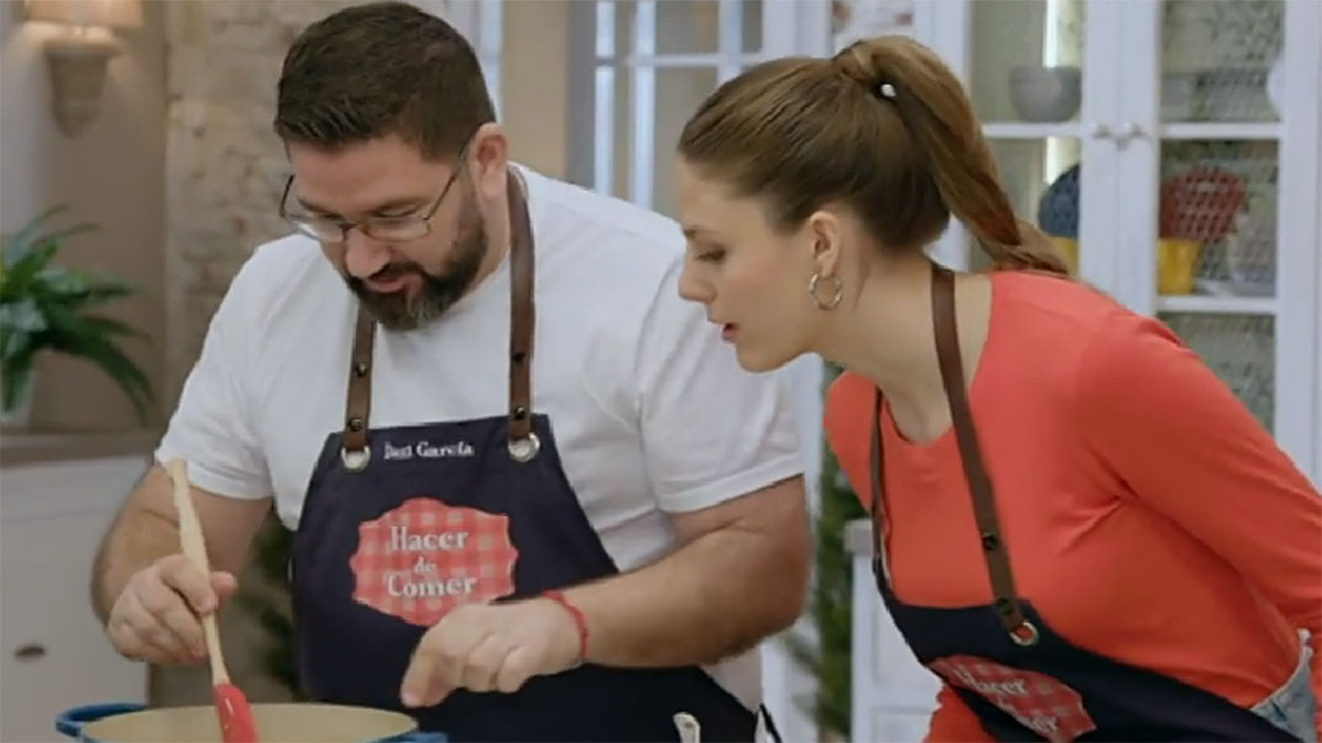 Dani García en el programa de La 1 'Hacer de comer' cocinando unas lentejas.