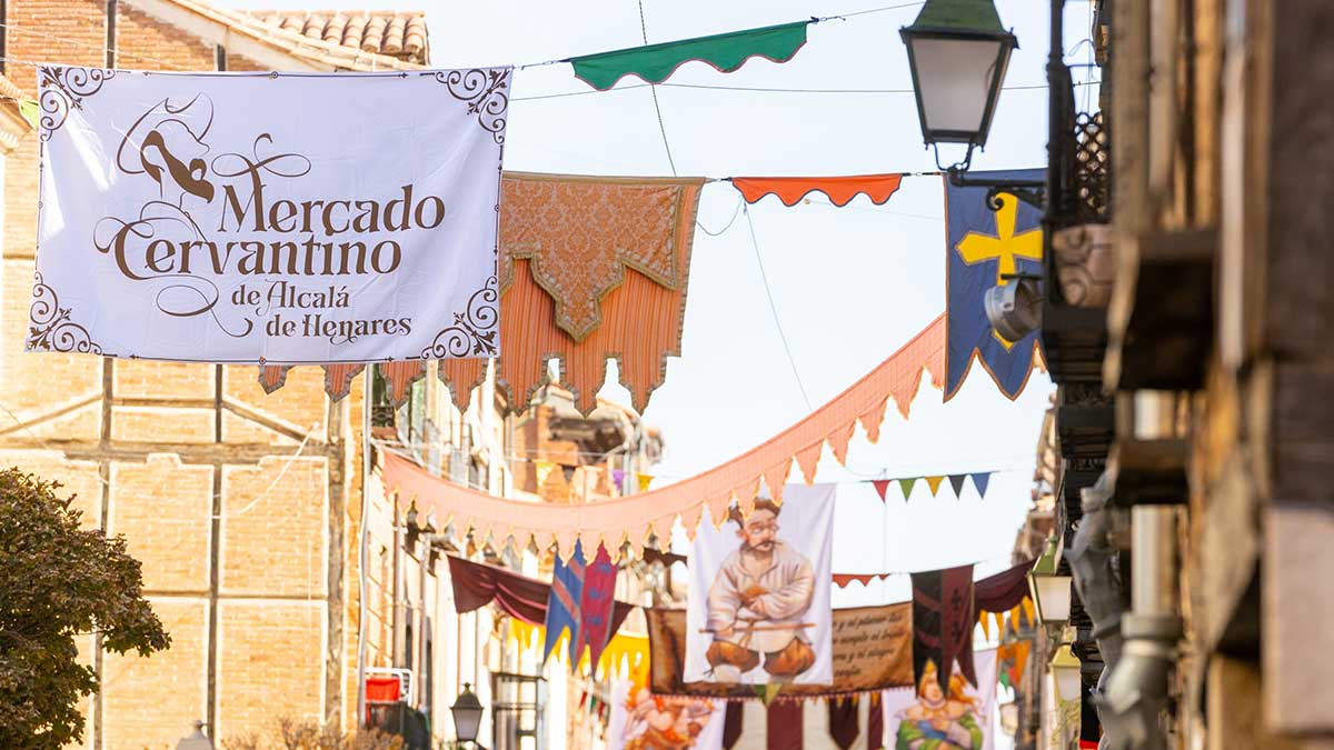 Decoración del Mercado Cervantino de Alcalá de Henares 2024.