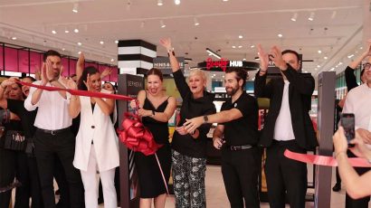 Empleados de Sephora inaugurando una nueva tienda.