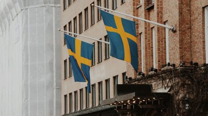 Edificio en Suecia con las banderas del país.