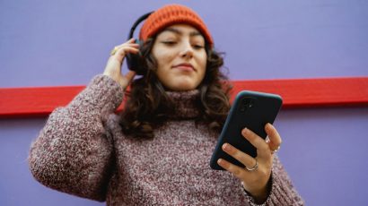 Una mujer con cascos inalámbricos escuchando música.