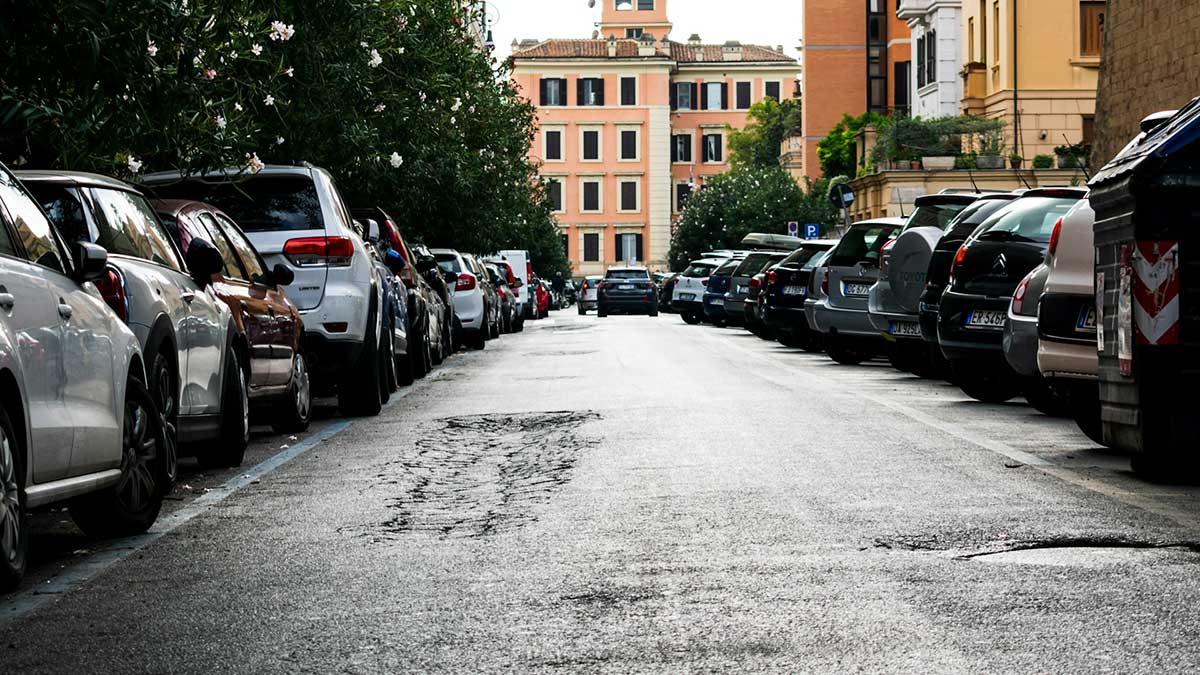 Multa por aparcar en el sentido contrario de la calle.