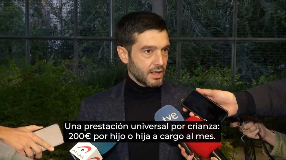 El ministro Bustinduy, durante su anuncio sobre la propuesta de la prestación universal por crianza.