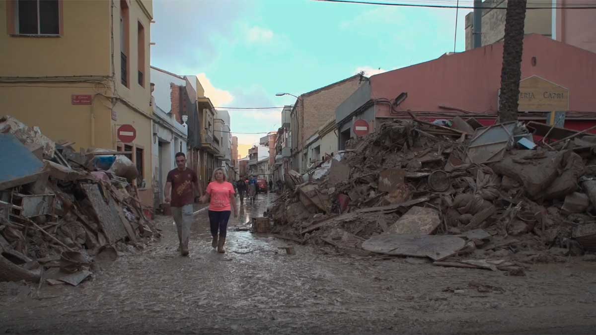 Calle de un pueblo valenciano arrasado por la DANA.