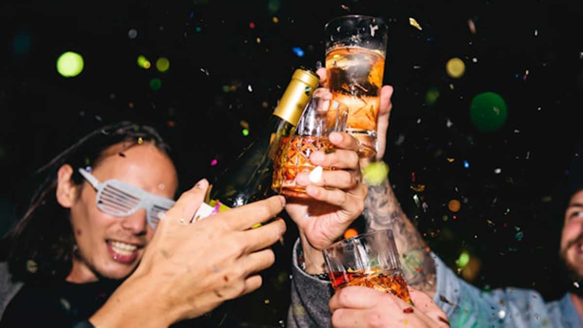 Unos jóvenes brindan con alcohol durante una celebración.