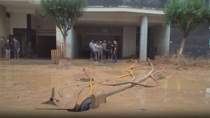 Un grupo de trabajadores afectados por la DANA de Valencia achicando agua y barro.