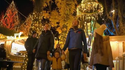 Una familia paseando por el parque de Mágicas Navidades de Torrejón de Ardoz, Madrid.