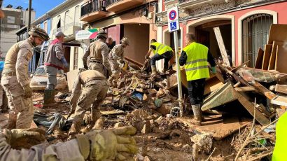 Soldados del Ejército realizando tareas en la zona afectada por la Dana en Valencia.