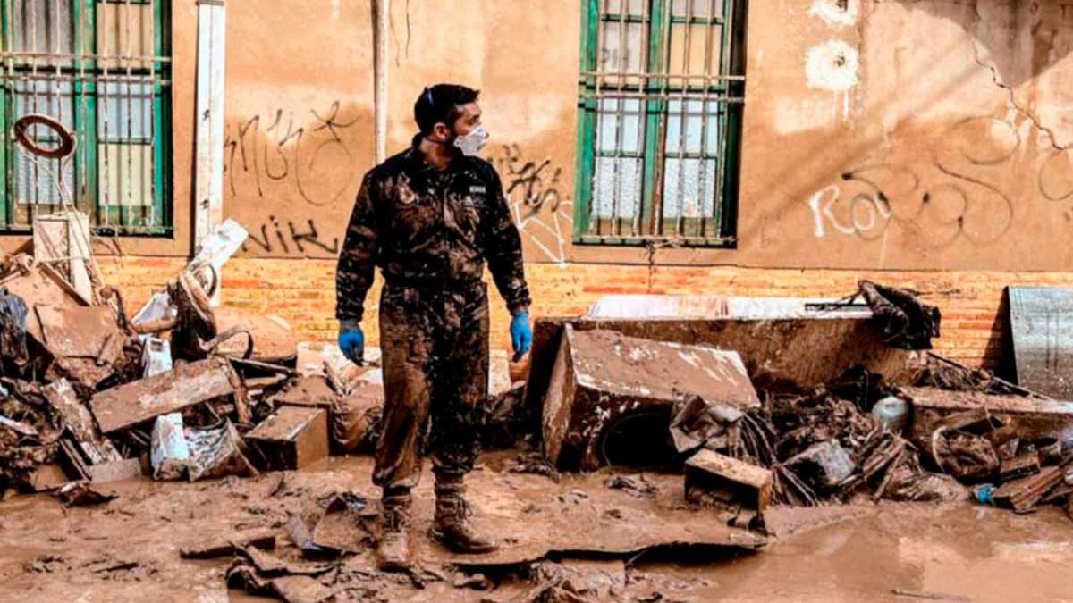 Un hombre afectado por la DANA en Valencia realiznado tareas de limpieza y manchado de barro y fango.