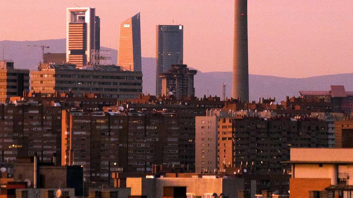 La ciudad de Madrid avista de skyline.