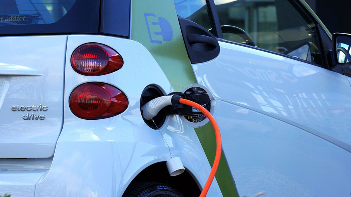 Vehículo eléctrico enchufado a una estación de carga.