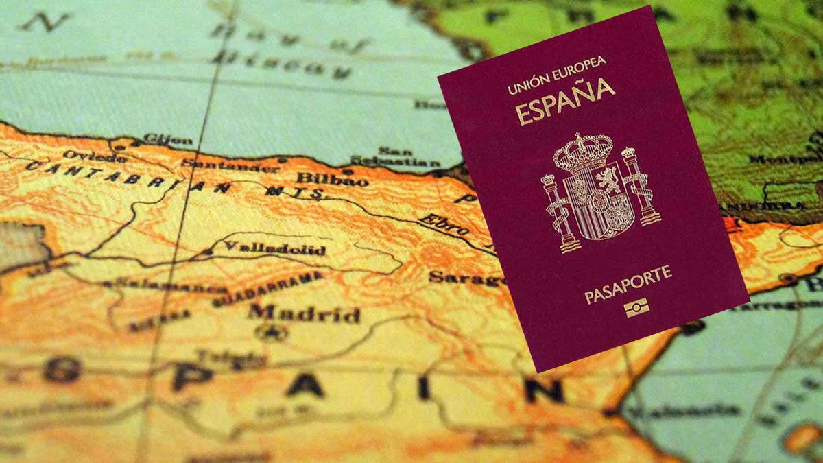 Pasaporte de España encima de un mapa.