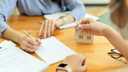 Propietario e inquilino firmando un contrato de alquiler de vivienda.