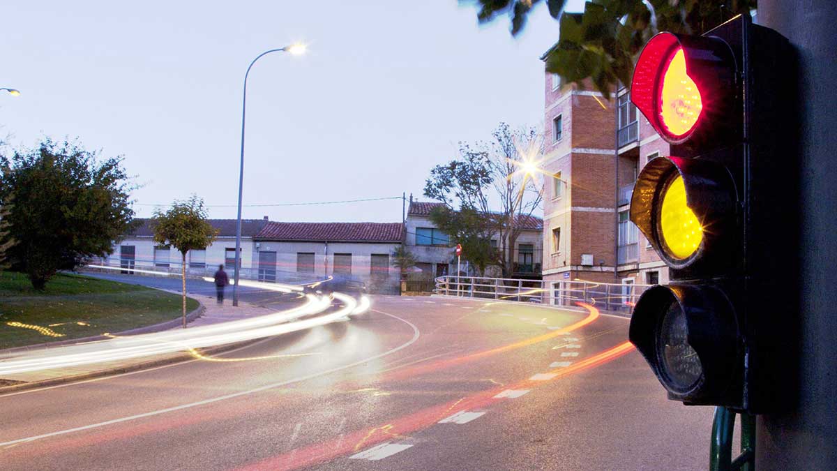 Un semáforo en rojo en una carretera.