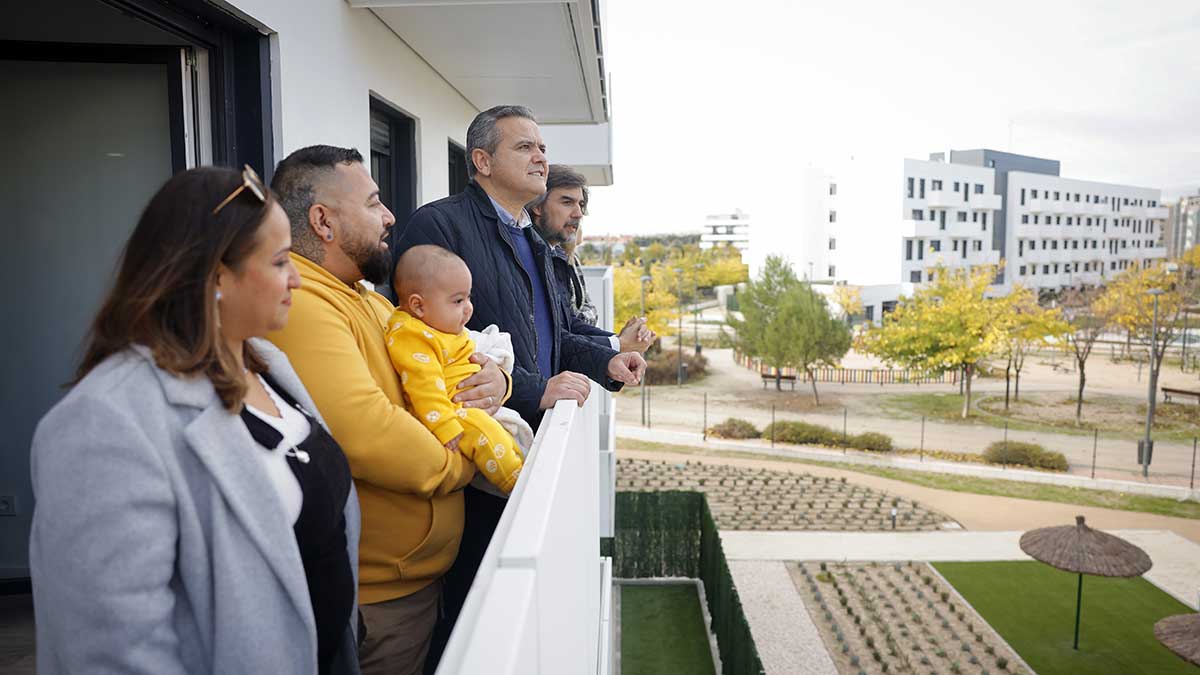 Otra familia en la terraza de la que será su nueva vivienda en Getafe en régimen de alquiler asequible.