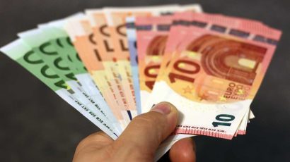 Una persona sujetando billetes de euro en forma de abanico.