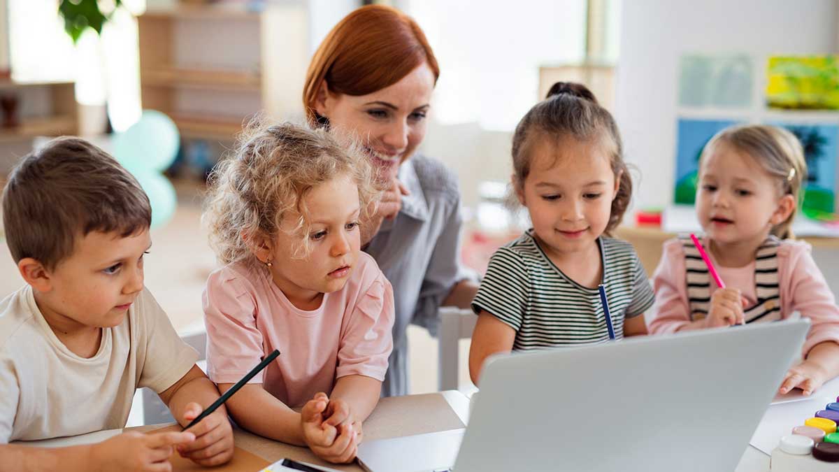 Una mujer cuidando de cuatro niños gracias al Plan de Fomento de la Natalidad y Conciliación del Ayuntamiento de Madrid.