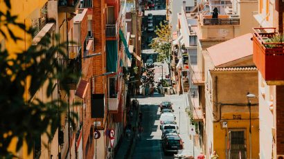 Calle de Barcelona, con viviendas a ambos lados.