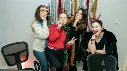 Compañeras de trabajo en la cena de Navidad.