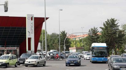 Coches estacionados en Plaza Elíptica.