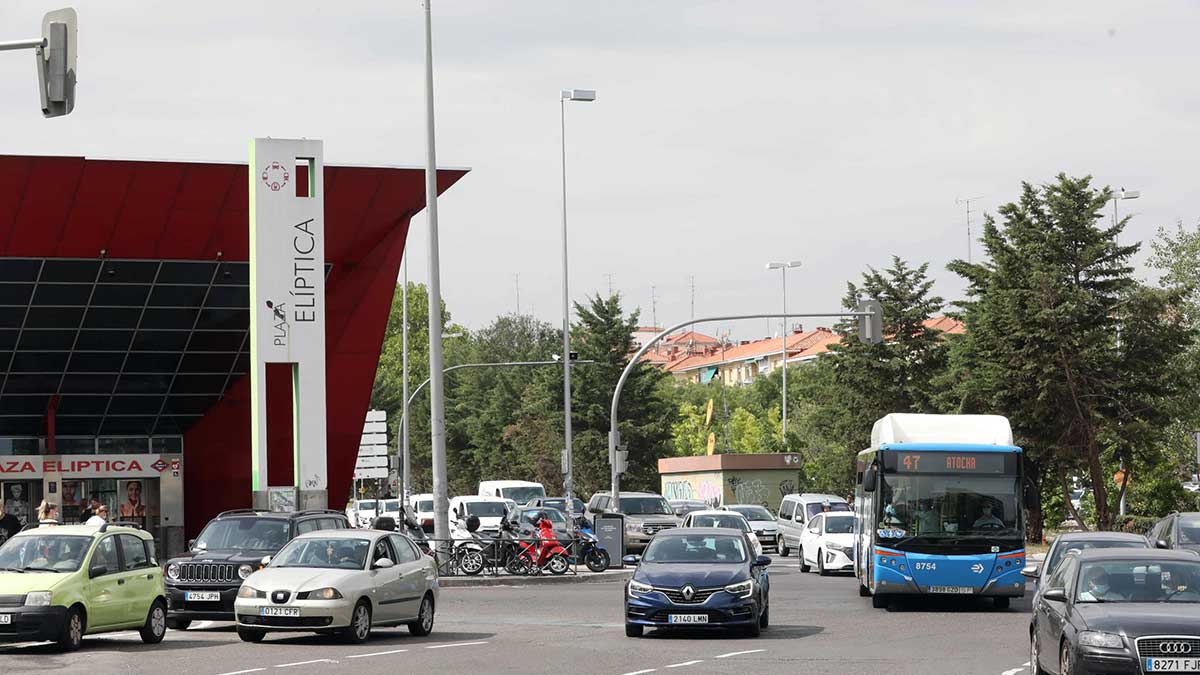 Coches estacionados en Plaza Elíptica.