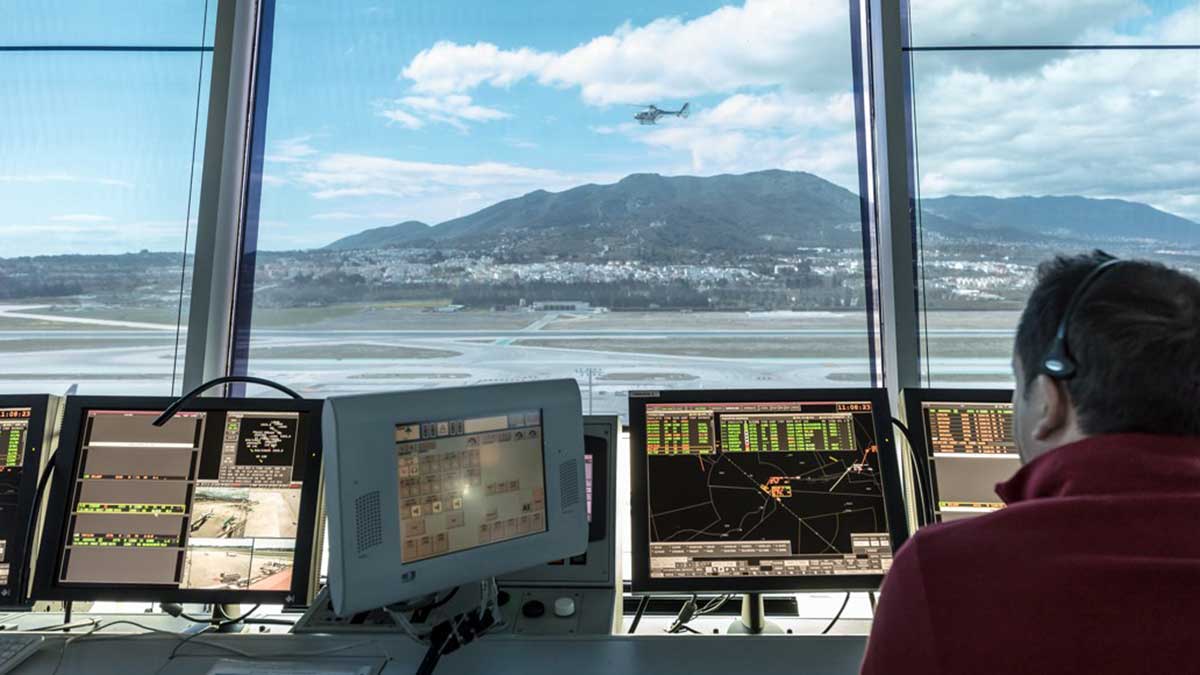 Un controlador aéreo del aeropuerto de Málaga.