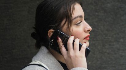 Una mujer hablando por el teléfono móvil.