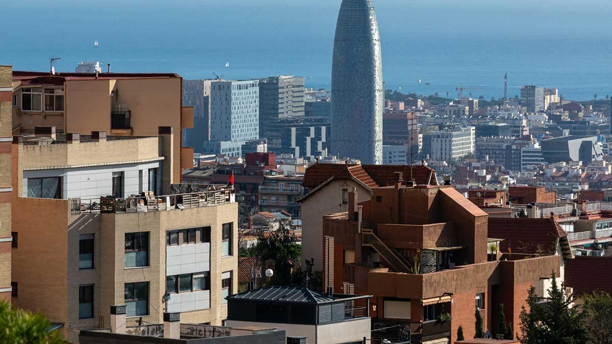 Viviendas sobre el skyline de Barcelona.