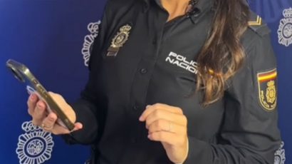 Una agente de la Policía Nacional explicando en qué consiste la estafa del currículum.