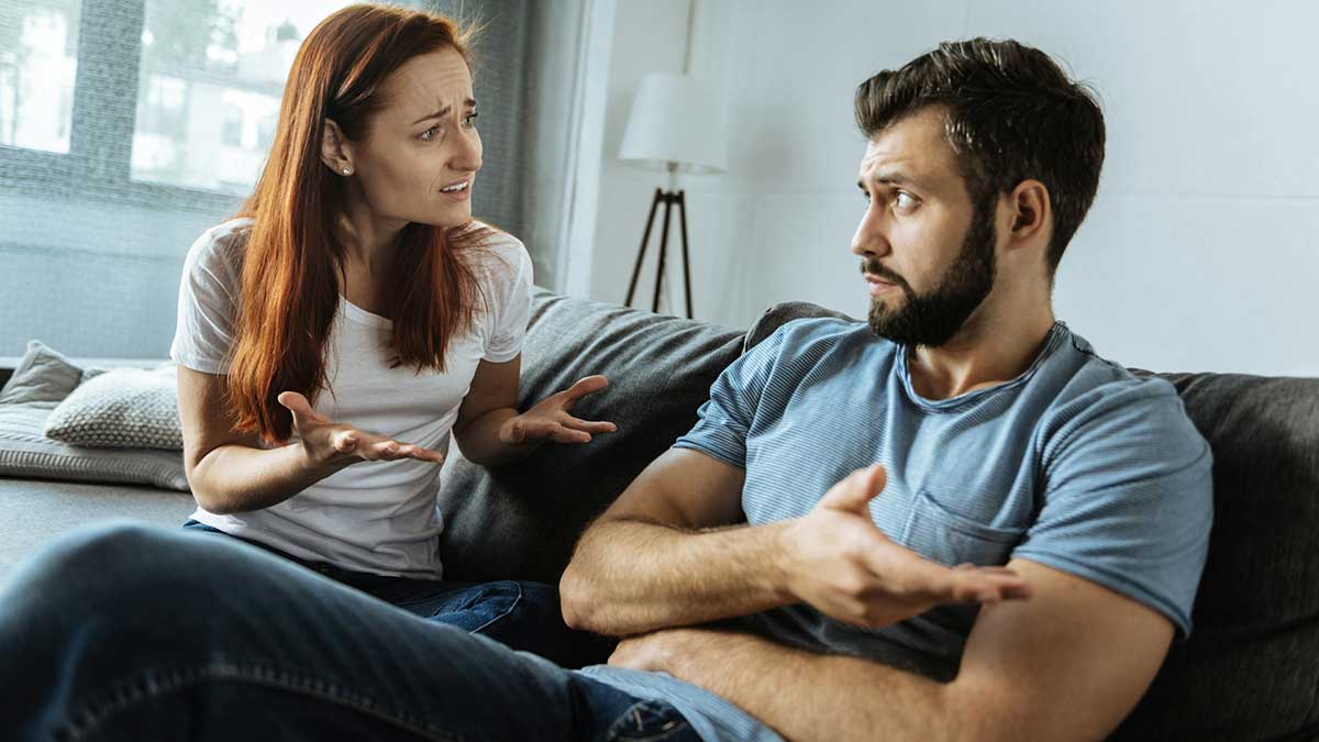 Una pareja discute por quedarse o no en un piso de alquiler.