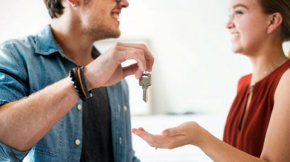 Una pareja con las llaves de su nuevo piso de alquiler.