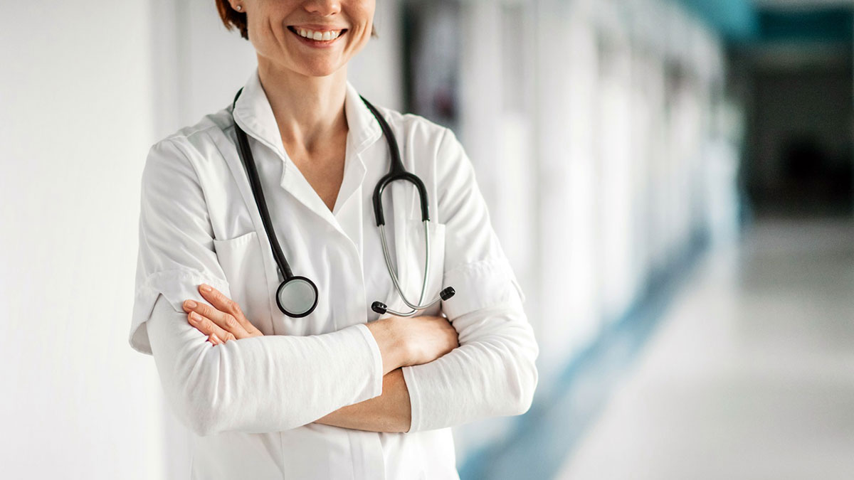 Una mujer médico en un hospital.