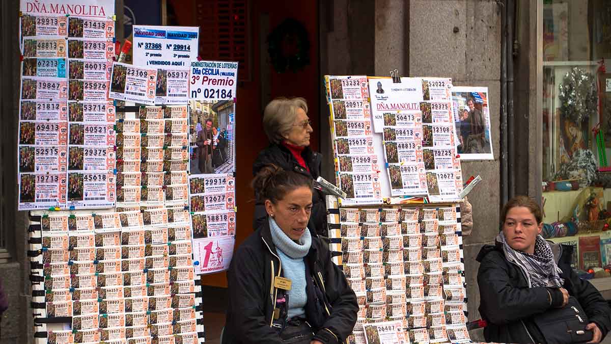 Vendedoras de décimos de Lotería de Navidad en Madrid.