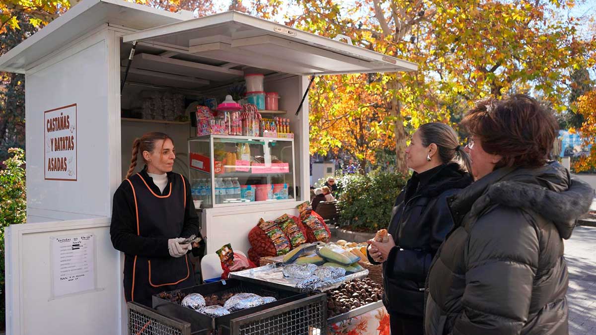 Puesto de castañas en el distrito madrileño de Chamartín.