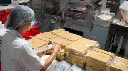 Elaboración artesana de turrón del blando, a base de almendra y miel básicamente.