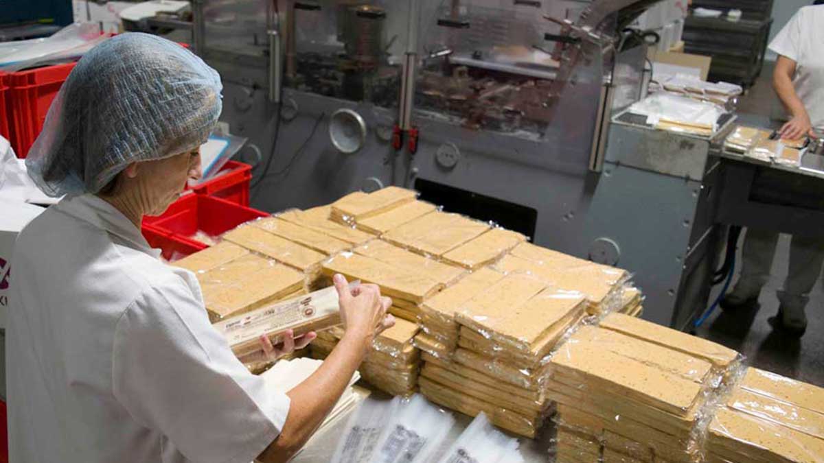 Elaboración artesana de turrón del blando, a base de almendra y miel básicamente.