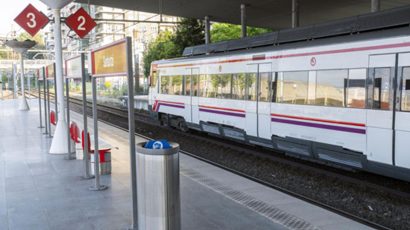 Un tren de Renfe Cercanías en una estación.