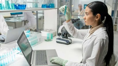 Una alumna en prácticas en un laboratorio farmacéutico.