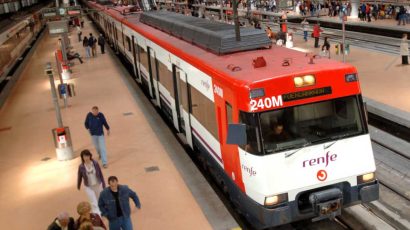 Tren de Cercanías Renfe en la estación de Atocha, Madrid.