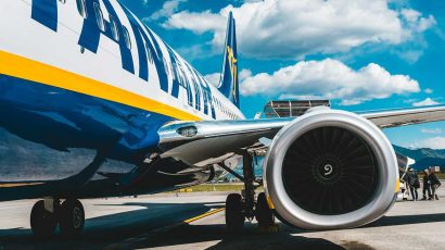 Un avión de Ryanair en la pista de despegue.