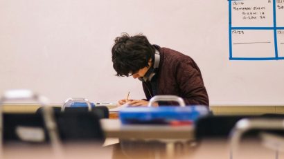 Un estudiante universitario dentro de un aula de la universidad.