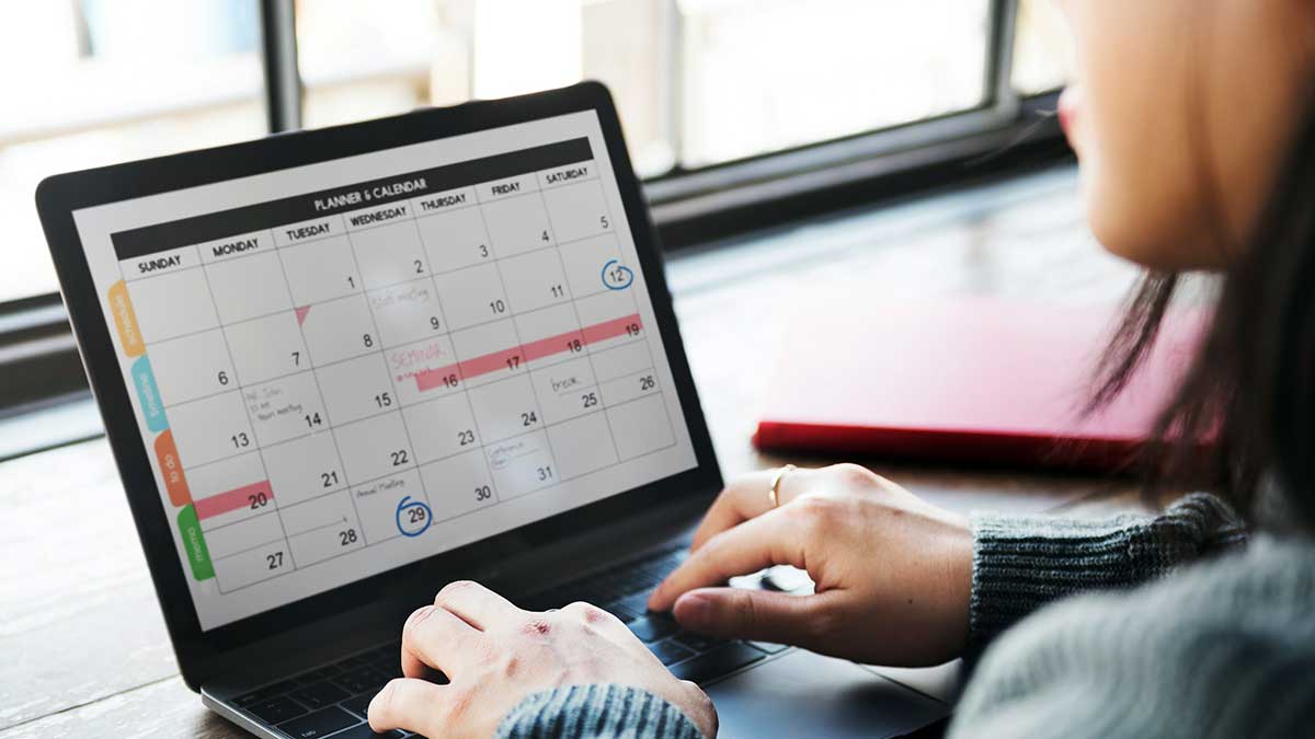 Mujer consultando el calendario en el ordenador.